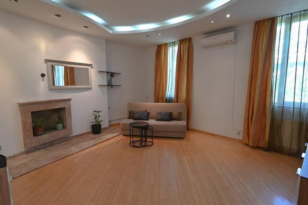 Classic Apt. On Liberty Square Tbilisi Exterior foto